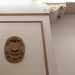 ...mentre altri presentano esclusivamente lo scudo crociato dei Savoia con fasci scalpellati per damnatio memoriae